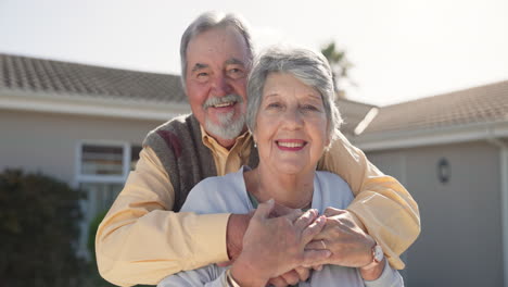 Retrato,-Pareja-De-Ancianos-Abrazo-En-El-Patio-De-La-Casa-Nueva