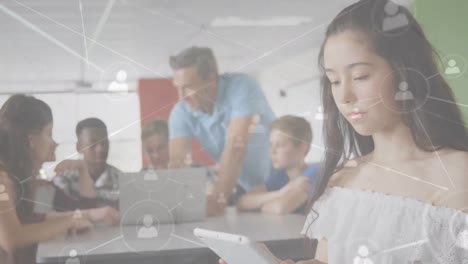 animación de la red de conexiones con iconos sobre los estudiantes en la escuela