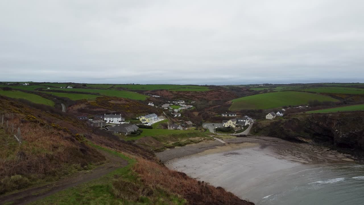 toma aérea de drones en aumento de nolton haven pembrokeshire con chalets de vacaciones y camino rural reino unido 4k