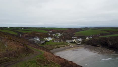 Toma-Aérea-De-Drones-En-Aumento-De-Nolton-Haven-Pembrokeshire-Con-Chalets-De-Vacaciones-Y-Camino-Rural-Reino-Unido-4k