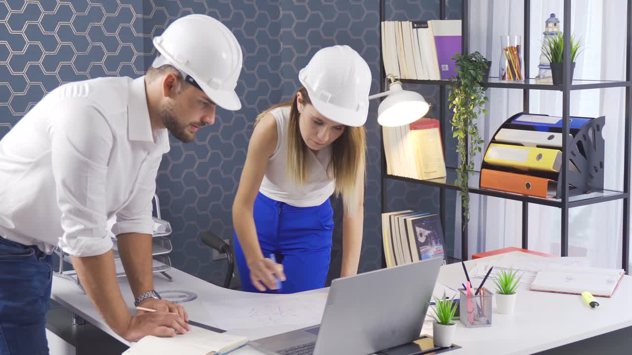 los arquitectos hacen un trato, se dan la mano.