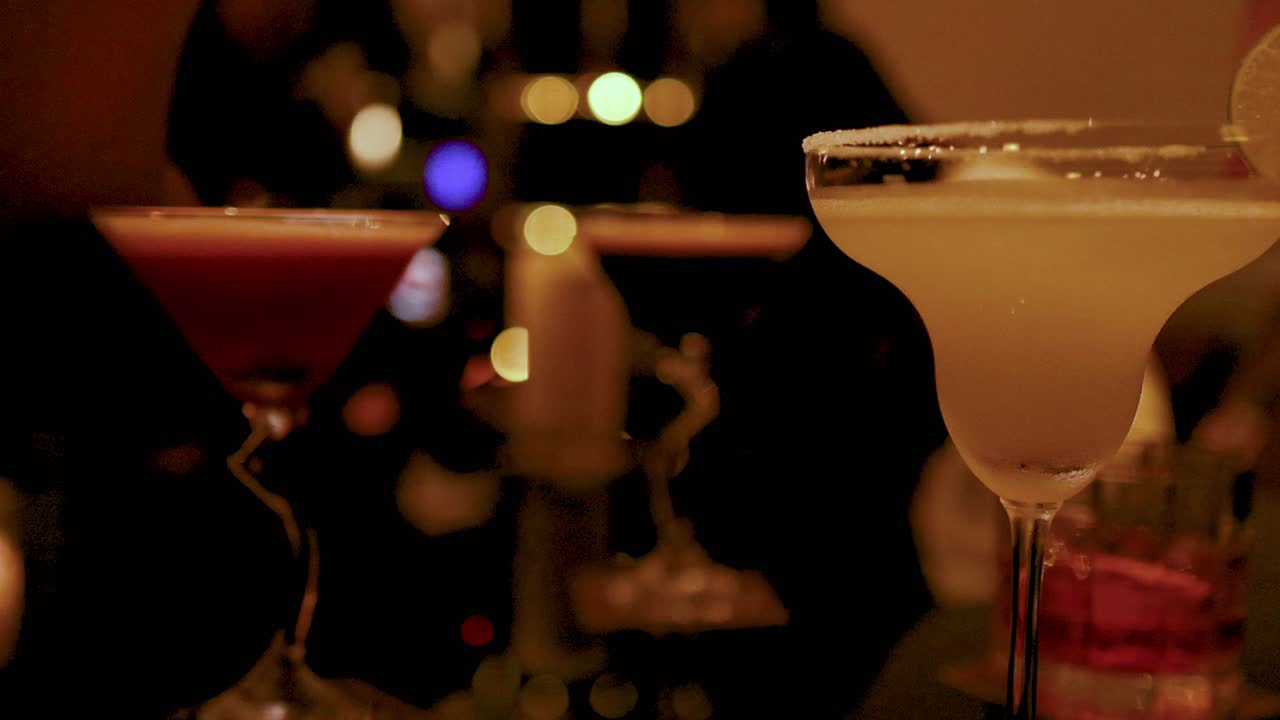 amici che si godono un drink in un bar vivace