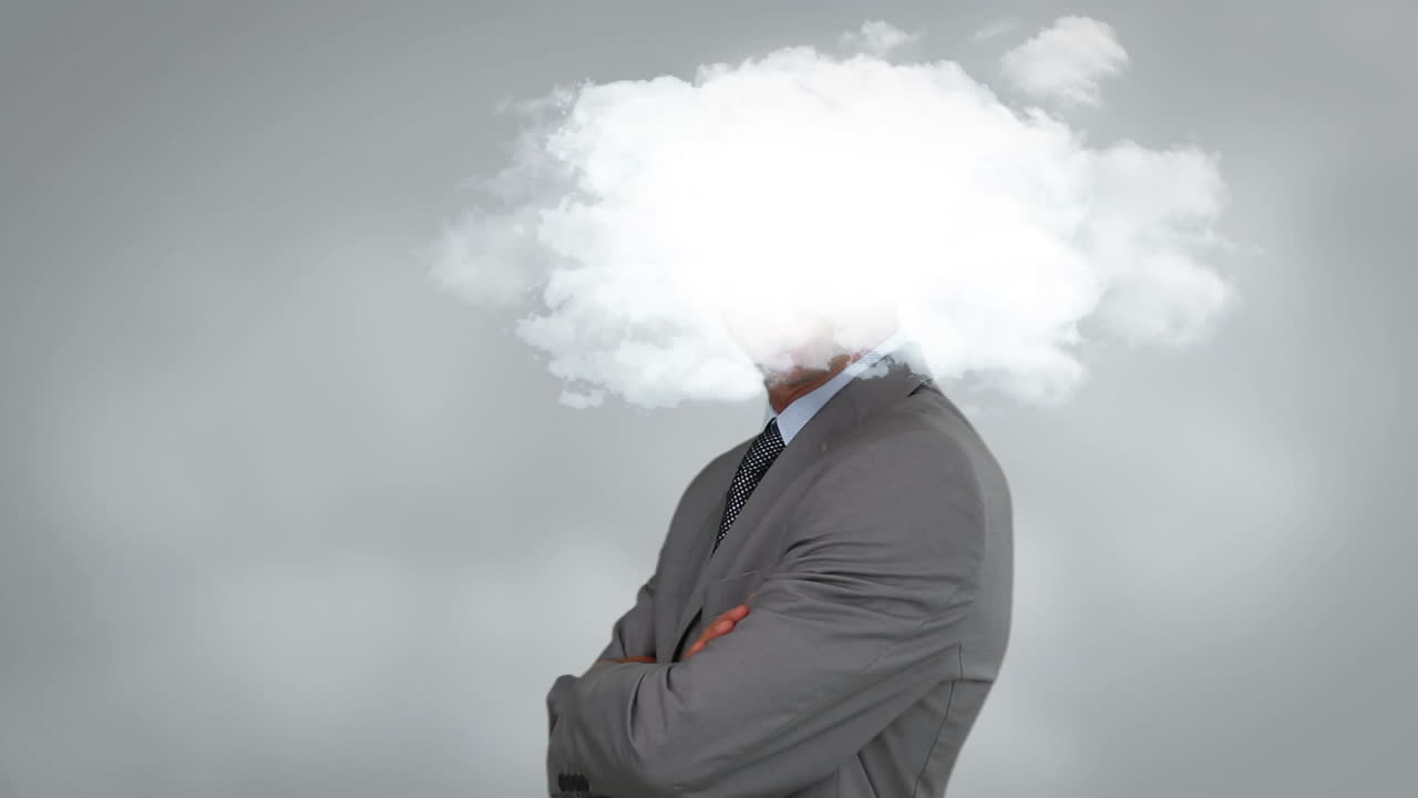 팔을 고 포즈를 취하는 사업가