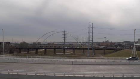 coches que viajan por el puente de la colina de caza de margaret en dallas