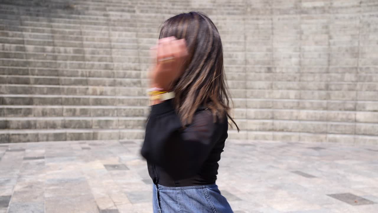 계단에서 춤추는 여자