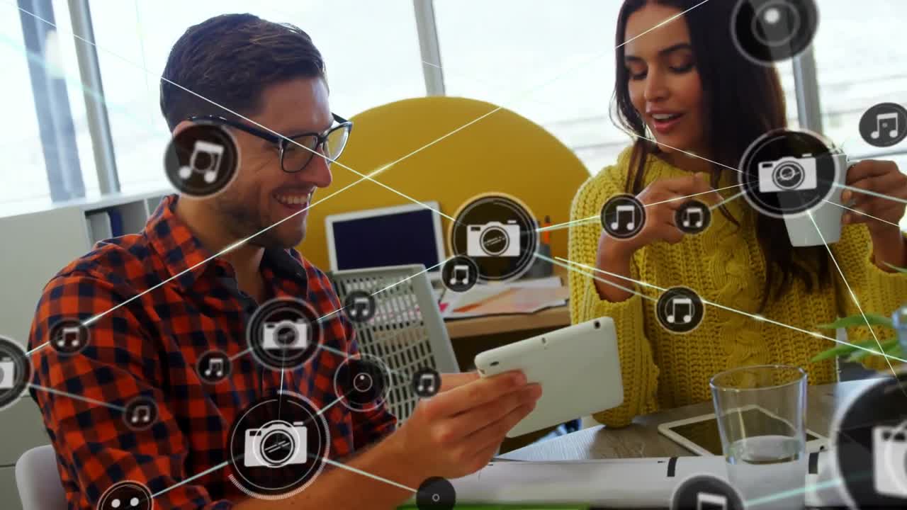 animación de la red de conexiones a través de diversas personas de negocios que usan tablets