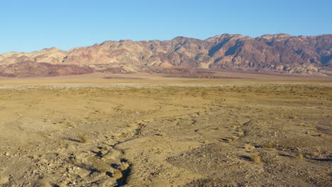 enormes montañas rocosas marrones que rodean el parque nacional del valle de la muerte