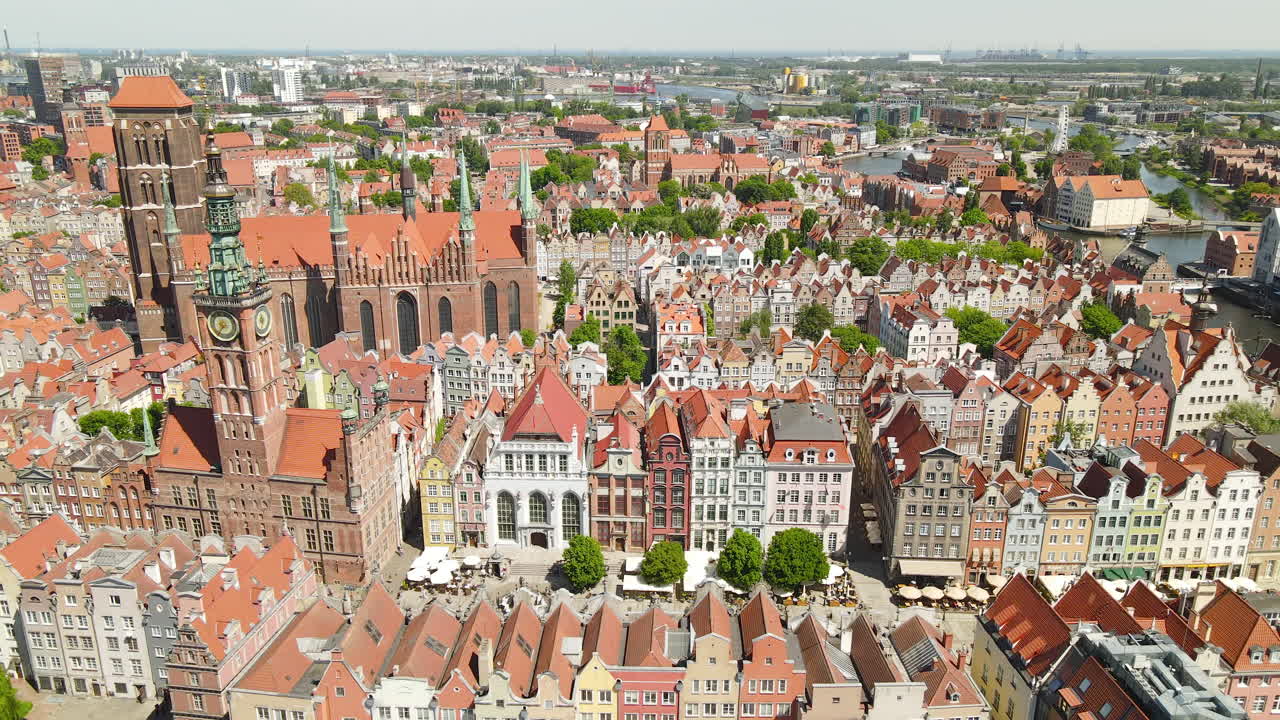 그단스크(gdansk) 구시가지의 공중 전망, 역사적 건축물, 도심의 아름다운 탁 트인 공중 4k 비디오