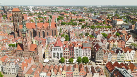 Vista-Aérea-Del-Casco-Antiguo-De-Gdansk-Con-Arquitectura-Histórica,-Hermoso-Video-Panorámico-Aéreo-4k-Del-Centro-De-La-Ciudad