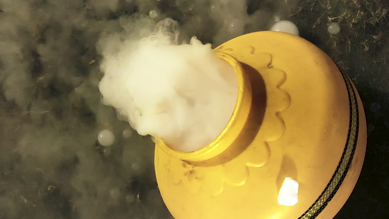 Movimento ravvicinato di nebbia secca a bassa quota che scorre per un effetto di grande ingresso. Perfetto per film di matrimoni, rivelazioni sceniche, promozioni di eventi e sovrapposizioni per atmosfera cinematografica.