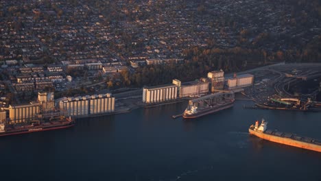 Vista-Aérea-Del-Puerto-Y-Los-Barcos-Del-Norte-De-Vancouver-Durante-La-Hora-Dorada.