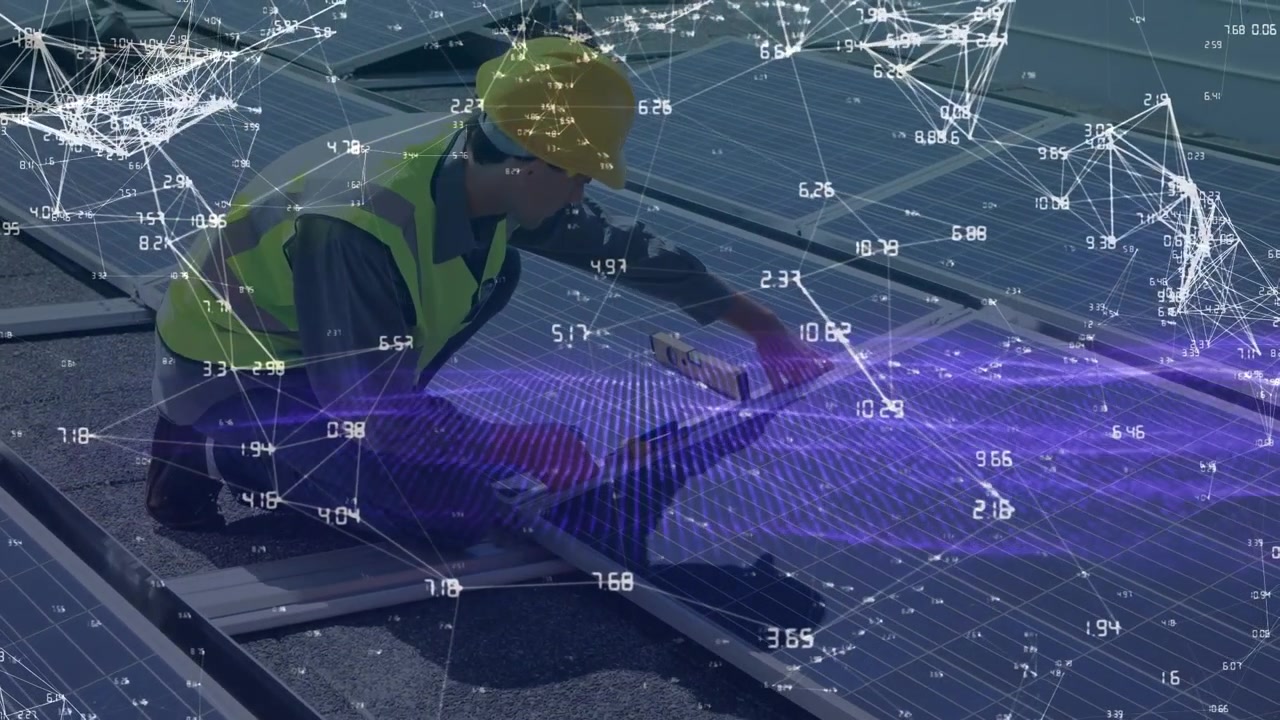 Animation af netværk af forbindelser over solpaneler og kaukasisk mandlig ingeniør