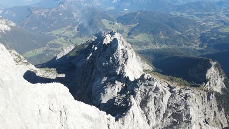 acantilados y picos de montañas desde arriba