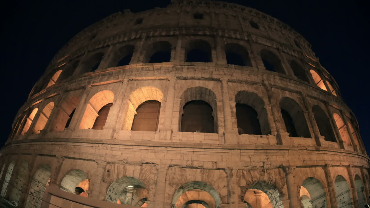 visita al coliseo de roma por la noche