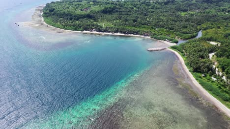 vista aérea de una hermosa bahía tropical con agua turquesa y línea de arrecifes de coral en filipinas, toma amplia, concepto de viaje