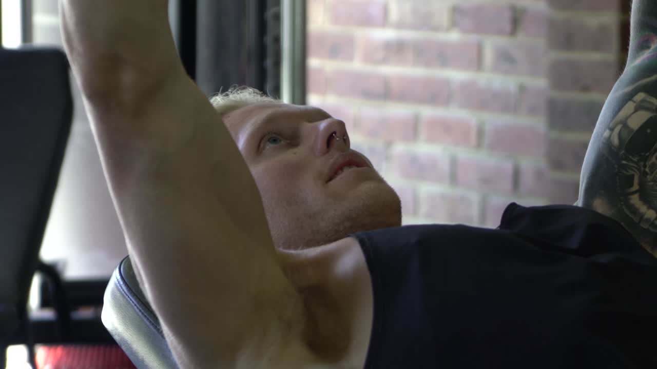 경사 가슴 프레스 포커스 열심히 운동 홈 체육관에서 근육 질의 남자