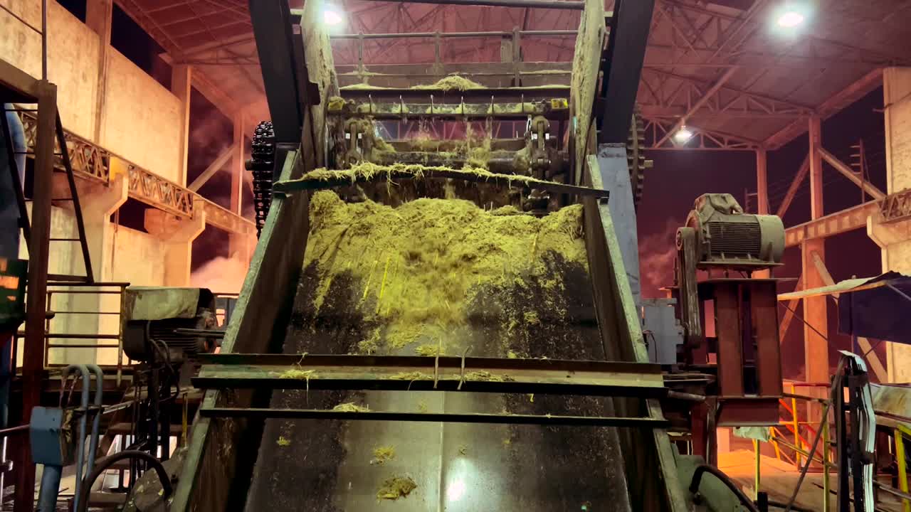 cinta transportadora en el molino de azúcar que transporta lodos de filtro