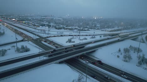 Drohnenaufnahme-Des-Autobahn--Oder-Autobahnverkehrs-Während-Der-Hauptverkehrszeit-An-Einem-Nebligen-Und-Winterlichen-Abend,-Schuss,-Der-Auf-Die-Brücke-Zufliegt