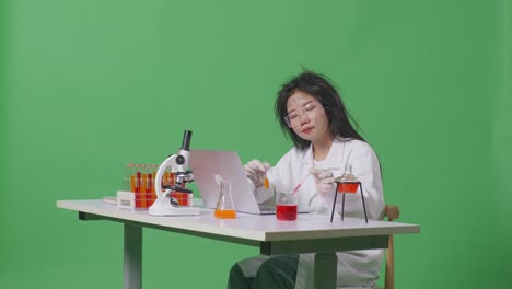 científica que lleva a cabo un experimento en el laboratorio