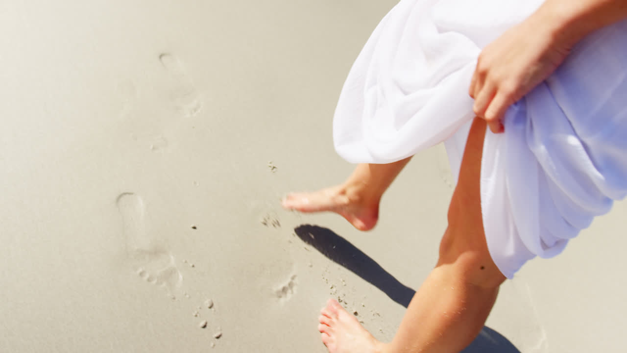 해변에서  ⁇ 는 여성의 낮은 섹션 4k