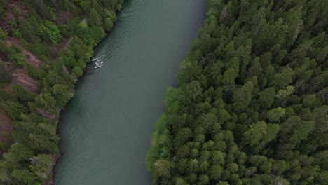 Revelador-Tiro-De-Un-Río-En-Columbia-Británica-Backcountry