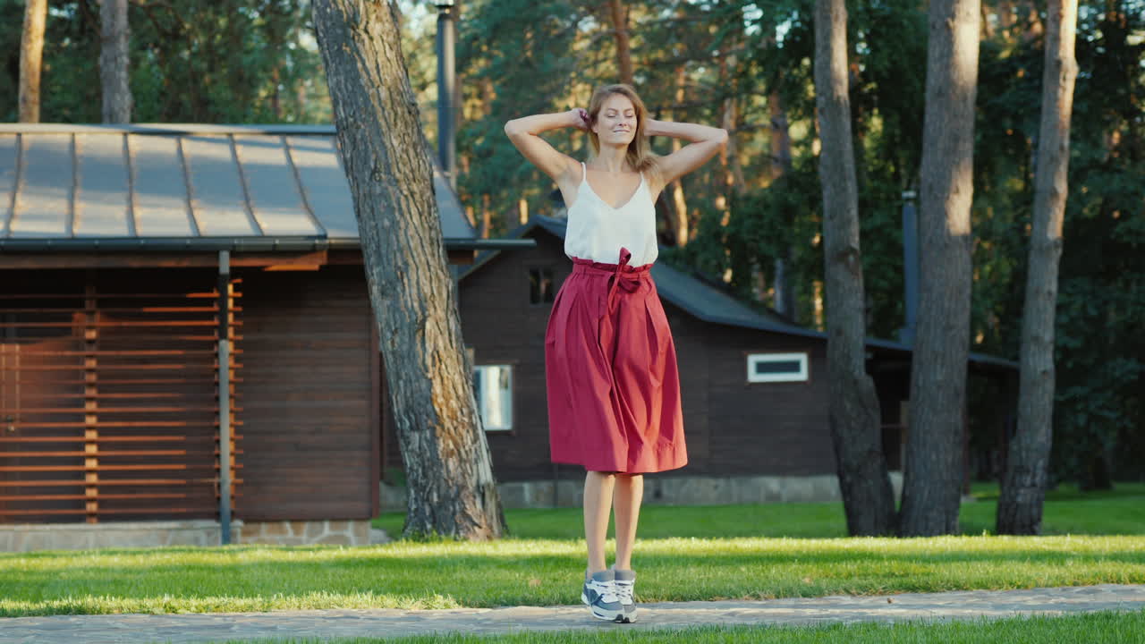 mujer joven divirtiéndose bailando en la parte de atrás dos en casa video en cámara lenta