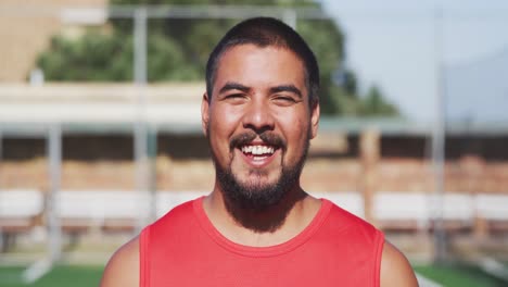 Jugador-De-Fútbol-Sonriendo-A-La-Cámara-En-El-Campo
