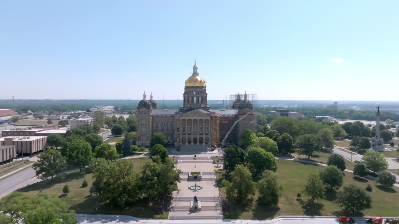 edificio del capitolio del estado de iowa en des moines, iowa con video de avión no tripulado retirándose