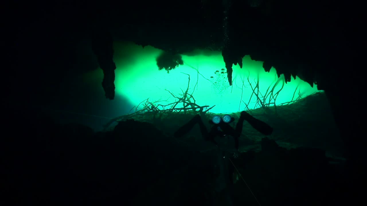 Lo speleosub fissa la sagola e prosegue