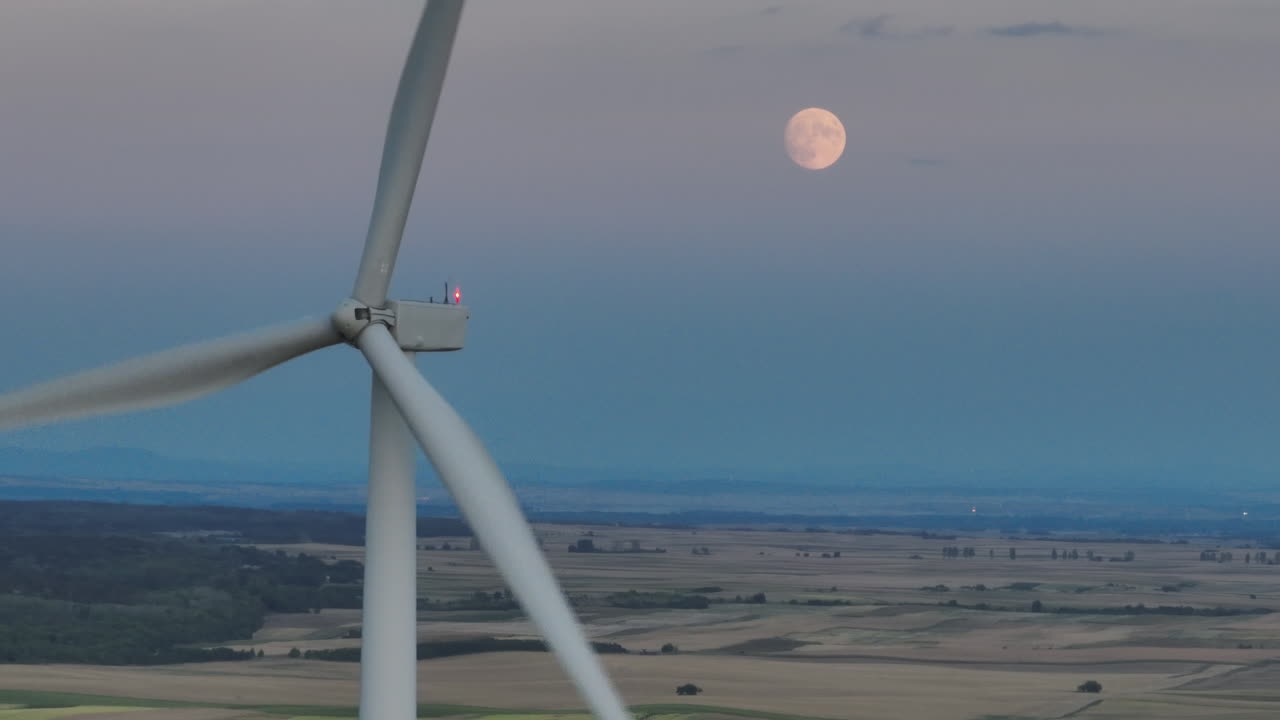 풍력 터빈과 농경지 위의 보름달
