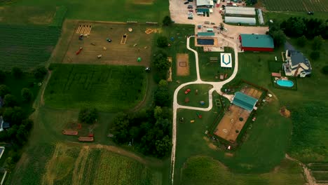 Birdeye-view-of-a-family-farm-in-Illinois