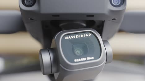 cámara de hasselblad de primer plano en un avión no tripulado