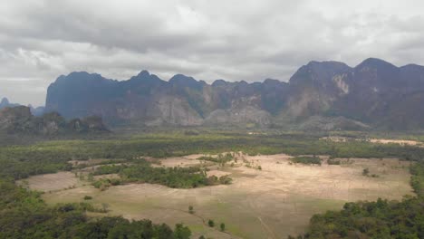 espectacular vista de las montañas en una mañana soleada en la prohibición de que hium viangthong, laos_forward tiro