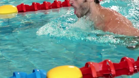 Hombre-En-Forma-Nadando-En-La-Piscina