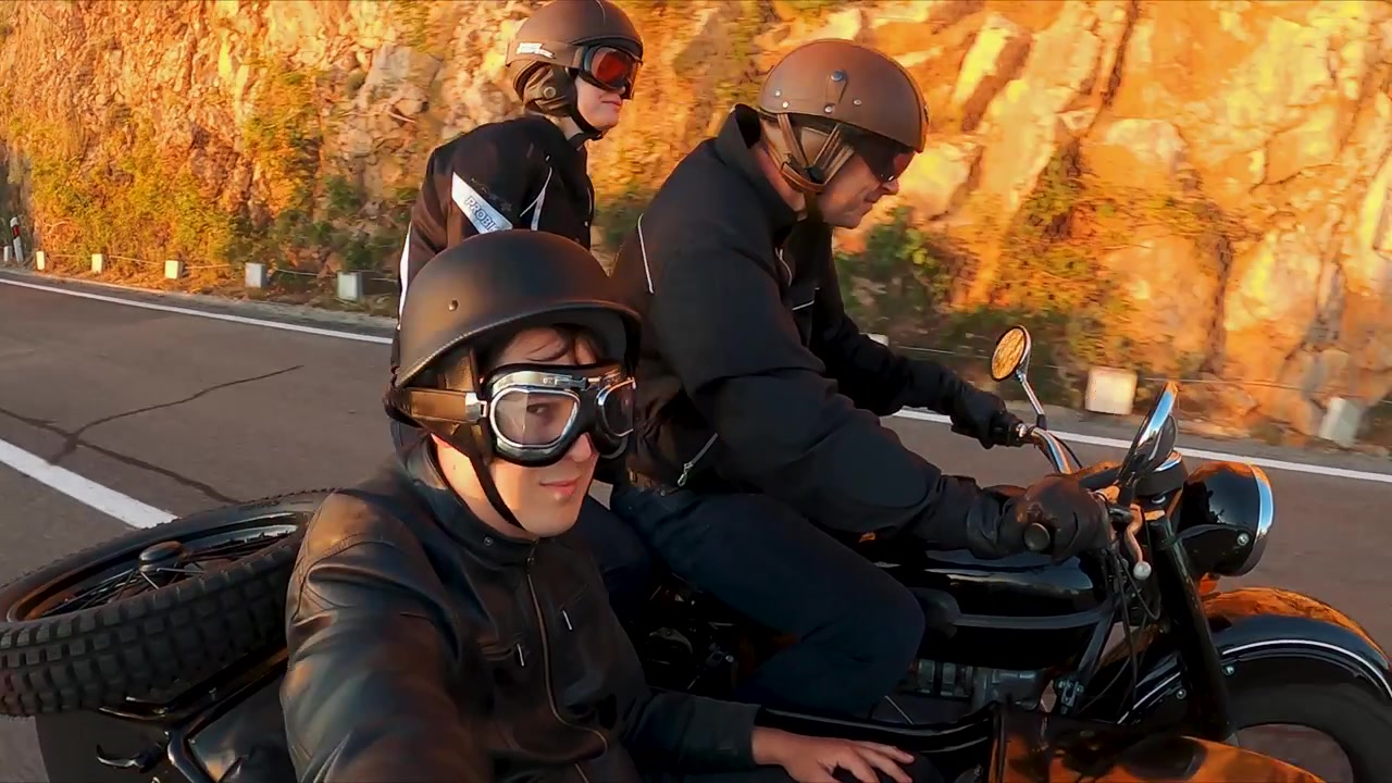 L'indimenticabile viaggio in moto di una famiglia lungo la splendida strada costiera del mare Adriatico al tramonto su un sidecar Ural