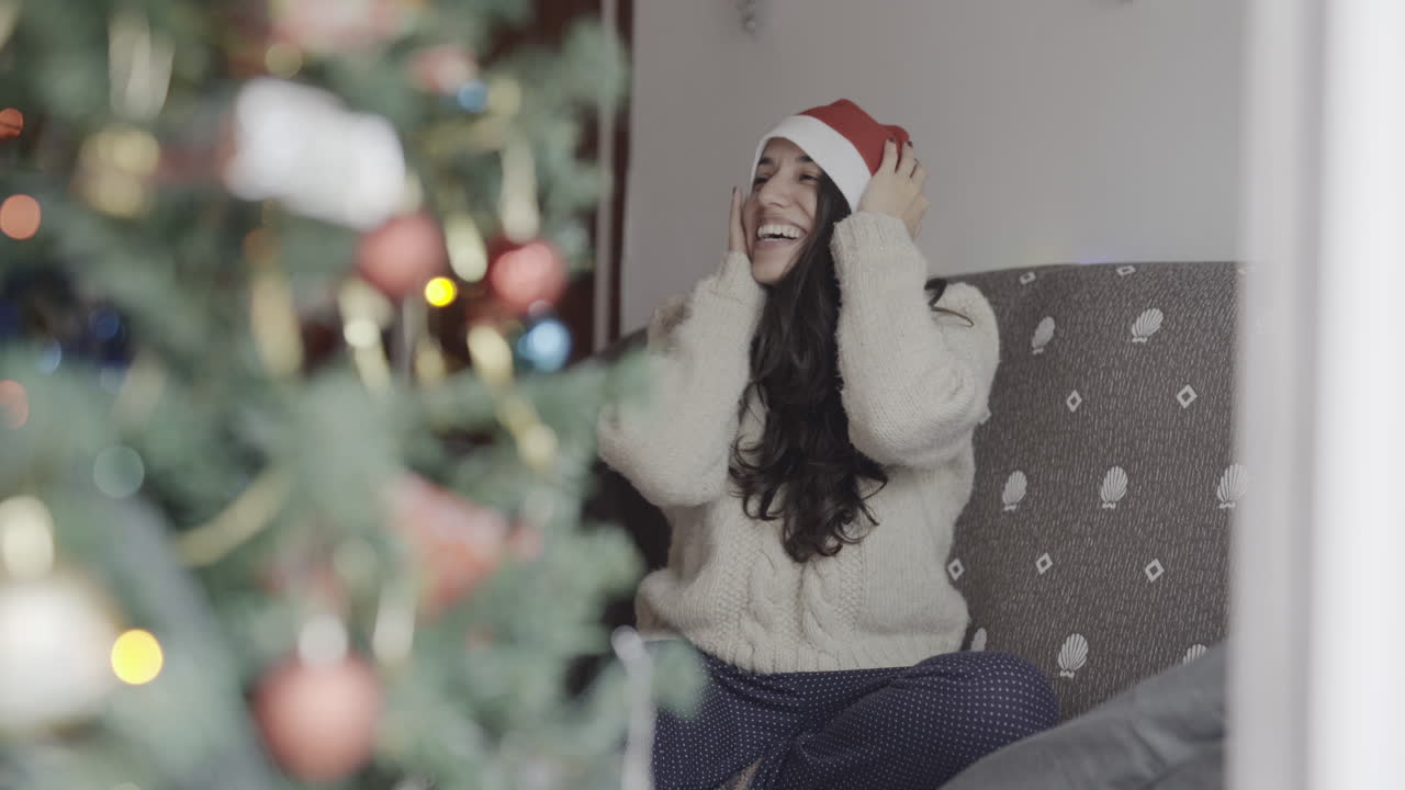 mujer española abrumada con un sombrero de santa navidad con alegría