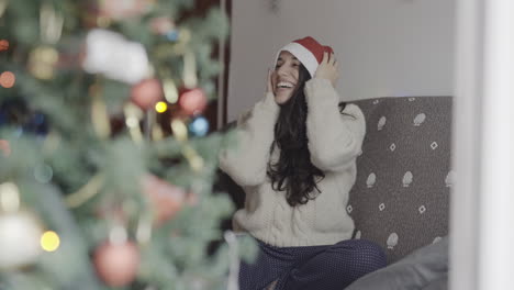 Mujer-Española-Abrumada-Con-Un-Sombrero-De-Santa-Navidad-Con-Alegría