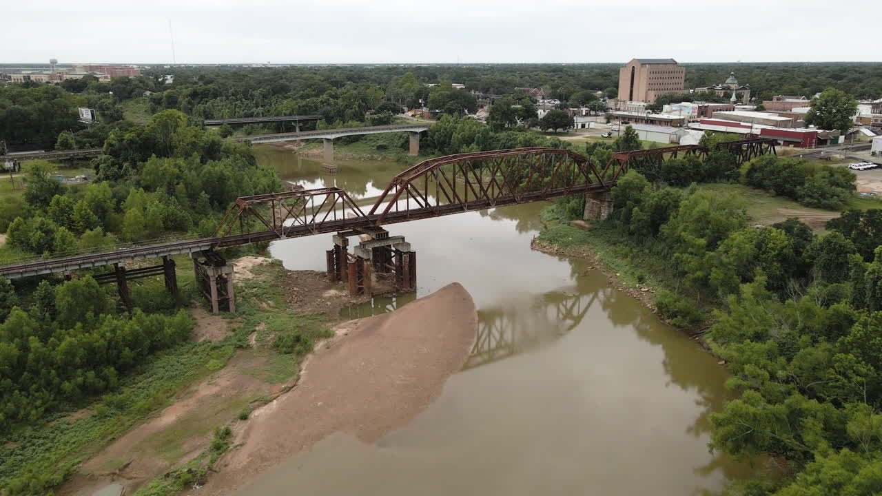 Rio Brazos e Ponte Ferroviária em Richmond, Texas, EUA.