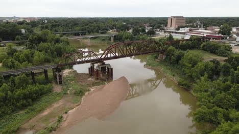 río bras y puente de tren en richmond, texas, ee.uu.