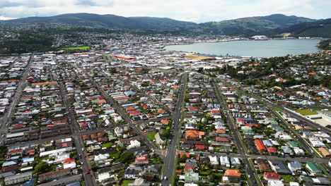 azotea de la ciudad de dunedin en nueva zelanda, vista aérea de drones