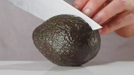 cortar un aguacate por la mitad