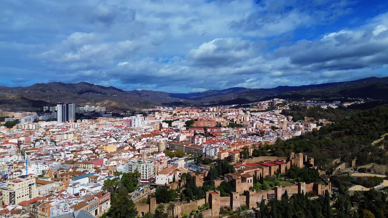 Malaga by, Alcazaba slot, vartegn, luftdrone, spansk by, kystby.