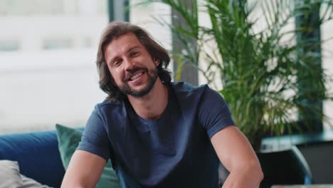 retrato de un hombre guapo en la sala de estar