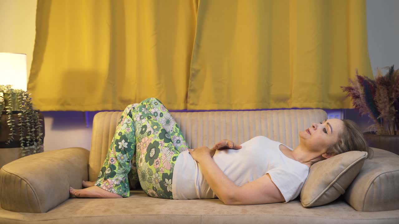 침대에 누워 있는 우울한 여자.