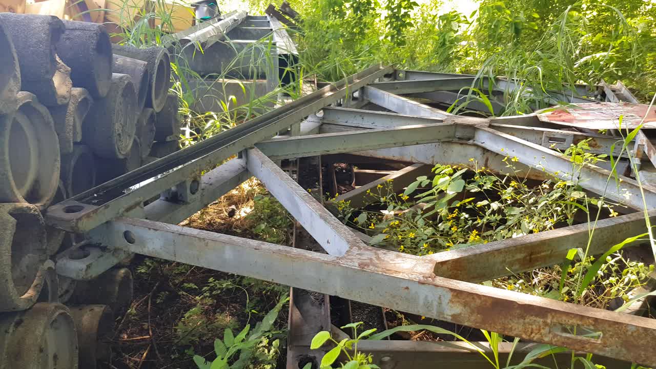 풍부한 초목 사이에 버려진 건설 요소를 보여주는 패닝