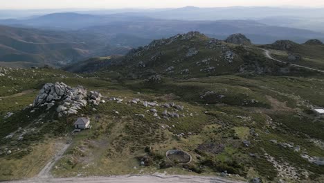 Panorama-Luftbildkamera-über-Parkbänken-Und-Historischen-Stätten-In-Sierra-De-San-Mamede,-Ourense,-Spanien