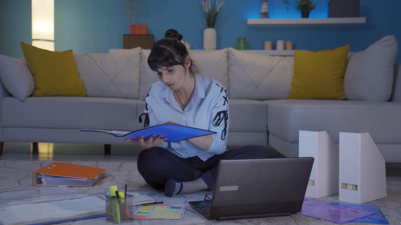 una mujer que trabaja en una oficina en casa hace cálculos de facturas.