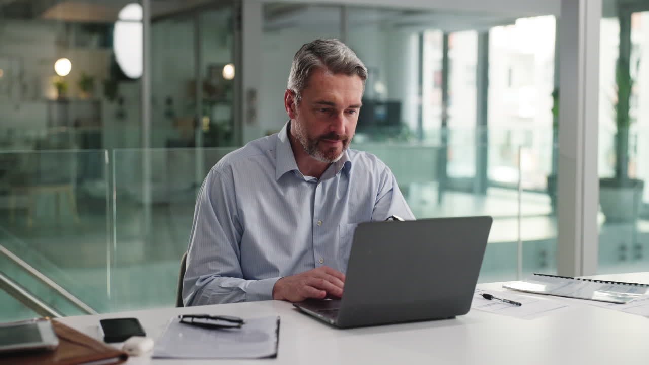 hombre de negocios trabajando en una computadora portátil en la oficina