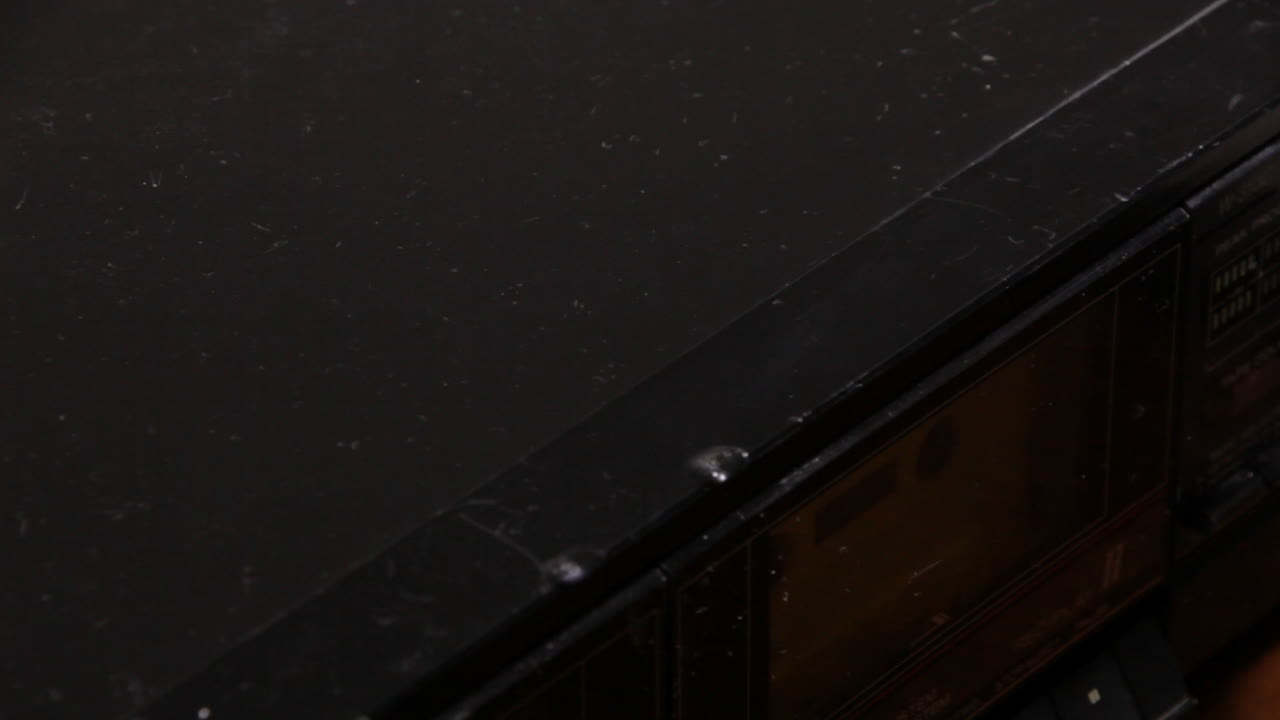 ⁇ 에 노란색 카세트 테이프를  ⁇ 입하고, 재생하려고 하고, 제거하려고 합니다.