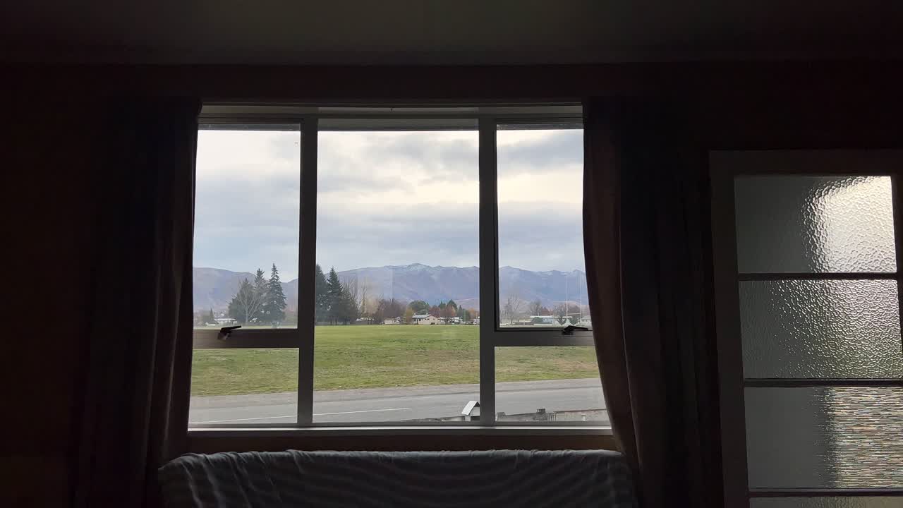 큰 축구장 과 배경 에 있는 산 들